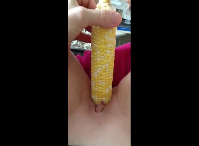 Video :Curious virgin babe inserting yellow corn inside her tight pussy 